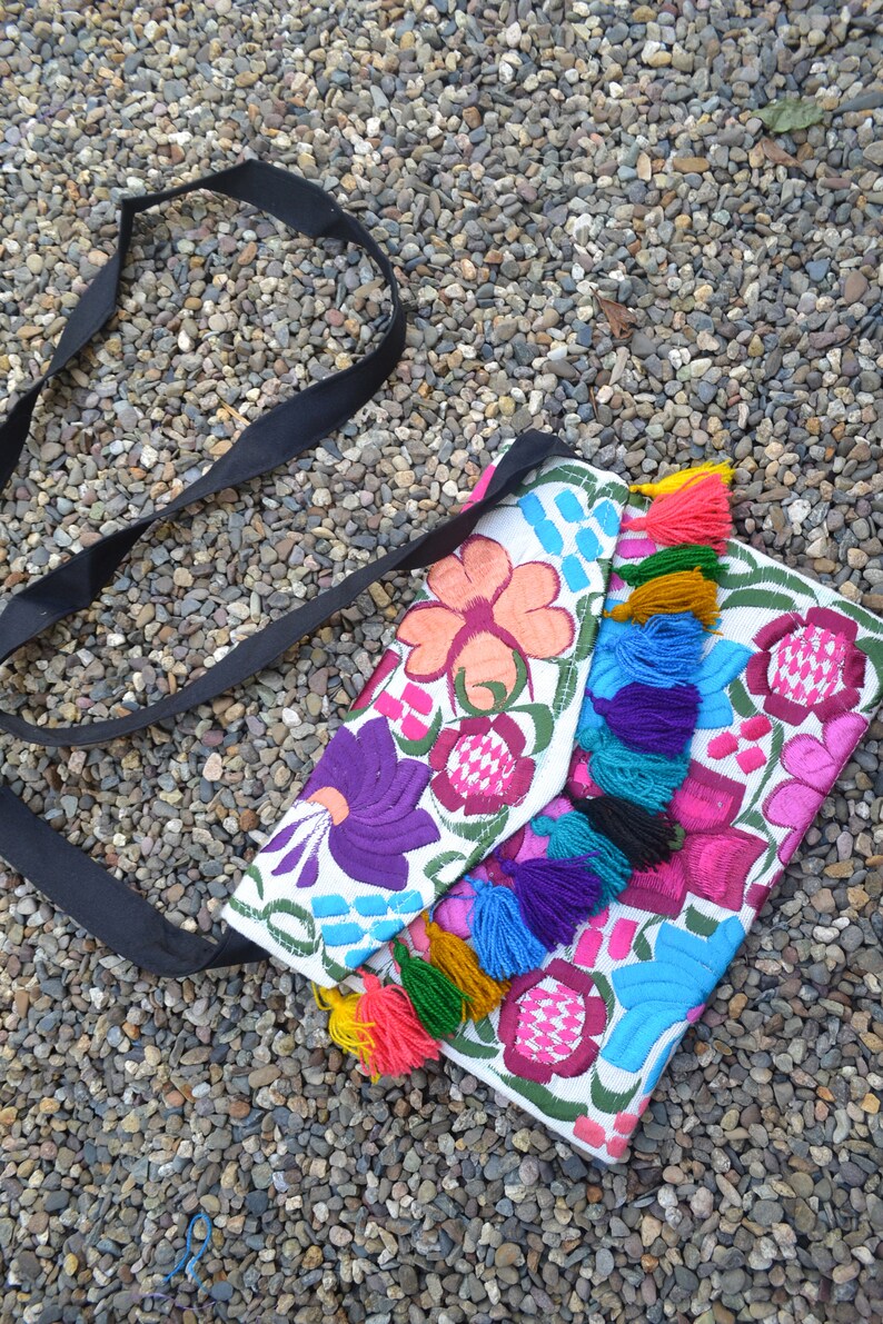 Huipil Purse ~ Mexican Handbag ~ Chiapas Clutch ~ Zippered Pouch ~ Flowered Bag ~ Floral ~ Embroidered ~ Evening Bag ~ Wristlet ~ Fringe ~
