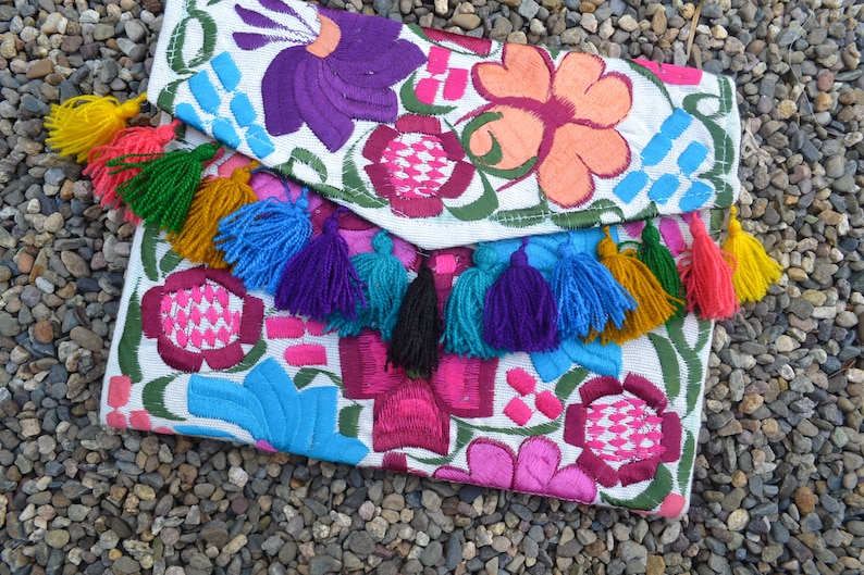 Huipil Purse ~ Mexican Handbag ~ Chiapas Clutch ~ Zippered Pouch ~ Flowered Bag ~ Floral ~ Embroidered ~ Evening Bag ~ Wristlet ~ Fringe ~