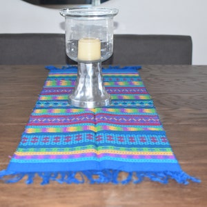 Wunderschöner bestickter Tischläufer. Handgemachter mexikanischer Tischläufer. Bunter Artisan Tischläufer. Geblümter Tischläufer