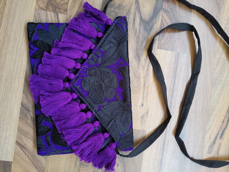 Huipil Purse ~ Mexican Handbag ~ Chiapas Clutch ~ Zippered Pouch ~ Flowered Bag ~ Floral ~ Embroidered ~ Evening Bag ~ Wristlet ~ Fringe ~