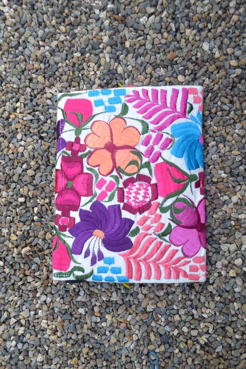 Huipil Purse ~ Mexican Handbag ~ Chiapas Clutch ~ Zippered Pouch ~ Flowered Bag ~ Floral ~ Embroidered ~ Evening Bag ~ Wristlet ~ Fringe ~