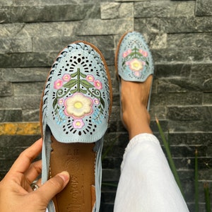 Huarache Sandal for Women ~ Todas las tallas Boho- Hippie Vintage ~  Huaraches Mexicanos ~ Flower Embroidery ~ Handmade ballerina