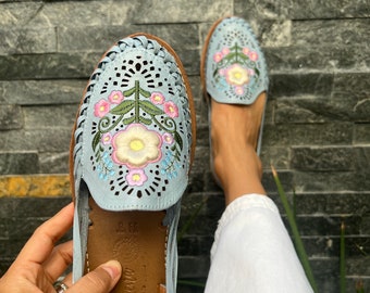 Huarache Sandal for Women ~ Todas las tallas Boho- Hippie Vintage ~  Huaraches Mexicanos ~ Flower Embroidery ~ Handmade ballerina