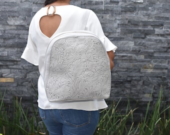 Mochila de cuero repujado con estampado floral – Bolso de cuero mexicano hecho a mano
