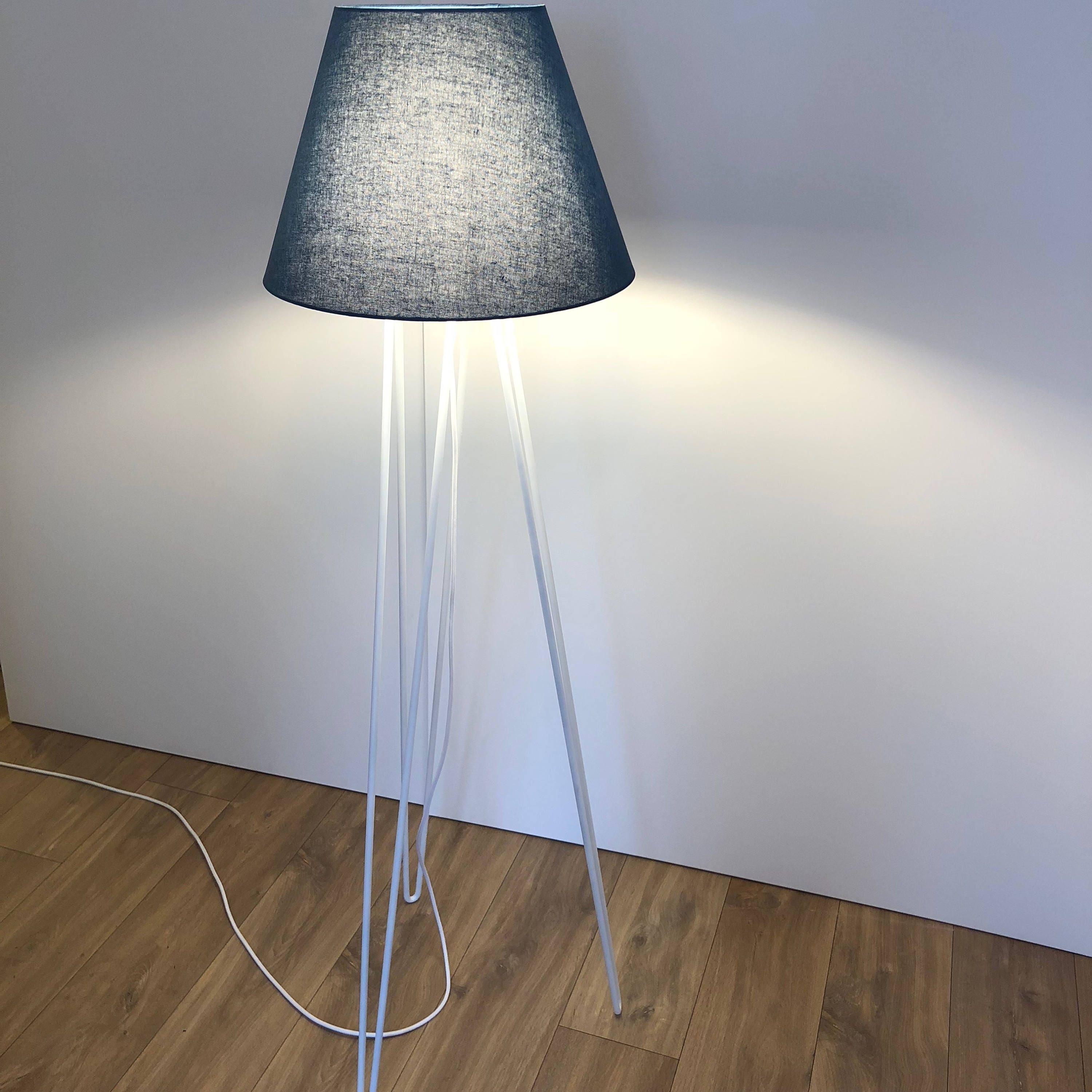 Lampadaire Hairpinlamp Original 140 cm Pied Blanc, avec Abat Jour Gris/Vert, Cable Électrique Textil