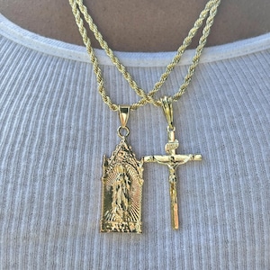 Conjunto de correntes de corda banhadas a ouro, pingentes de Santa Maria e cruz