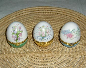 Trois boîtes à bijoux articulées en forme d'oeuf en porcelaine de style Limoge Vtg