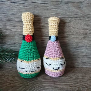 かぎ針編みのバラのシャンパンボトル、手作りの編みぐるみ、クリスマスオーナメント、楽しいパーティーバーの装飾、柔らかいワインのぬいぐるみ、プロセッコ愛好家へのギフト