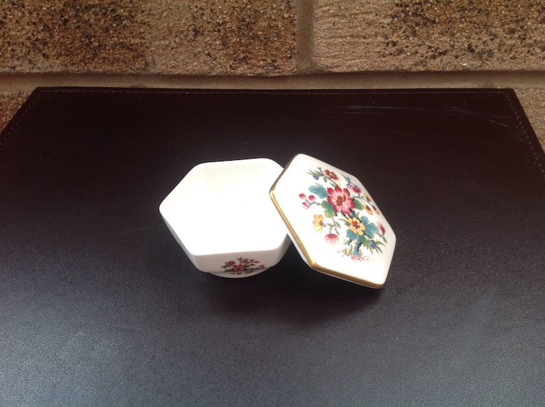 from JAPAN Kutani Shinei Shoza Sake set WBOX