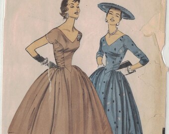Beautiful vintage 1950s pattern. Simple but positively elegant. Size 14 Bust 32