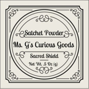 Könnte beinhalten: Ein weißes Etikett mit schwarzem Text, auf dem "Satchet Powder", "Ms. G's Curious Goods", "Sacred Shield" und "Nettogewicht 0,5 oz (g)" steht.