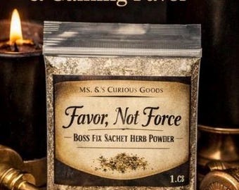 Könnte beinhalten: Ein Beutel "Favor, Not Force" Boss Fix Sachet Kräuterpulver von MS. & S's Curious Goods. Das Bild enthält Text: "Influence Without Intimidation" und "Softening Authority & Gaining Favor". Der Hintergrund zeigt brennende Kerzen und einen Stift.