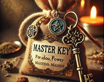 Könnte beinhalten: Ein kleiner brauner Jutesack mit Kordelzug. Der Sack ist mit einem goldenen Schlüssel, einem goldenen Stern mit blauem Zentrum und einem goldenen Pentagramm verziert. Der Sack trägt ein Etikett mit der Aufschrift "MASTER KEY For adoo, Power MASHDOOL MASKER".
