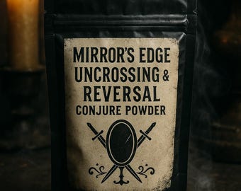 Könnte beinhalten: Schwarzer Beutel mit der Aufschrift "Mirror's Edge Uncrossing & Reversal Conjure Powder". Das Etikett zeigt ein Spiegeldesign mit gekreuzten Schwertern. Im Hintergrund eine brennende Kerze mit Rauch.