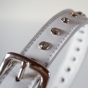 Luxe hondenhalsband van fris wit plantaardig leer en kristallen