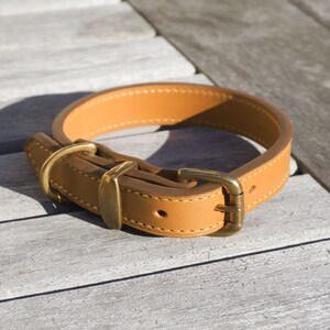 Exklusives Hundehalsband aus hellbraunem vegetabil gegerbtem Leder mit Metallteilen aus Messing