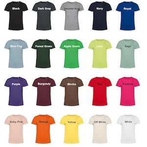 Könnte beinhalten: Eine Sammlung von kurzärmeligen T-Shirts in verschiedenen Farben, darunter Schwarz, Marineblau und Rot. Jedes Shirt hat einen anderen Farbnamen in Weiß aufgedruckt. Die Shirts sind in Reihen und Spalten angeordnet.