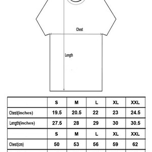 Op de afbeelding: Een wit T-shirt met een ronde hals, met een diagram dat borst- en lengtematen toont. Een maattabel toont borst- en lengtematen in inches en centimeters voor maten S tot XXL. Borstmetingen vari&euml;ren van 50 cm tot 62 cm.