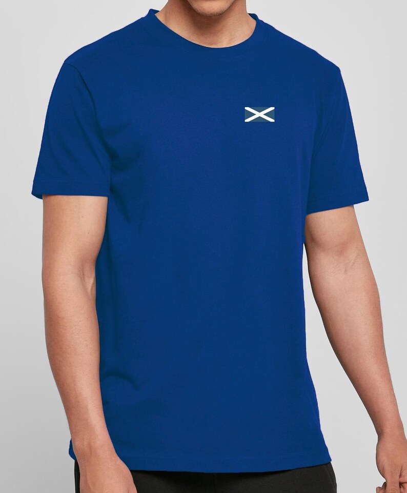 Op de afbeelding: Koningsblauw T-shirt met een wit 'X' logo op de linkerborst. Het shirt met korte mouwen is gemaakt van een zacht materiaal en heeft een klassieke ronde hals. Het shirt is effen van kleur, zonder andere zichtbare patronen of afbeeldingen.