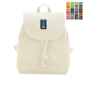 Könnte beinhalten: Ein cremefarbener Rucksack aus Segeltuch mit einem rechteckigen, gestickten Aufnäher auf der Vordertasche. Der Aufnäher zeigt eine Illustration des Sternzeichens Jungfrau mit dem Text "VIRGO" über einer Figur. Ein Raster mit zwölf Sternzeichen ist abgebildet.