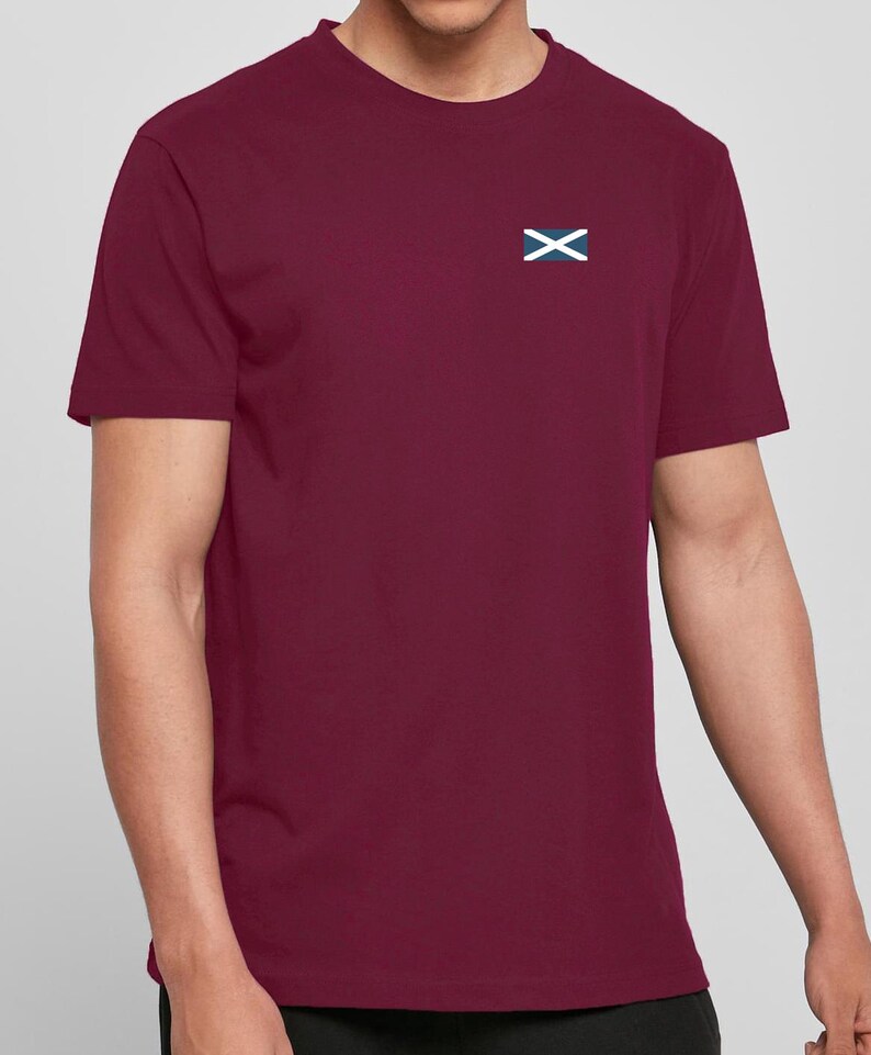 Op de afbeelding: Een set van drie keramische mokken met een gespikkelde, matte afwerking. De mokken zijn in cr&egrave;me, lichtgrijs en donkergrijs. Elke mok heeft een eenvoudig, minimalistisch ontwerp.