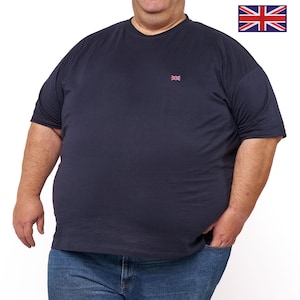 Op de afbeelding: Een marineblauw T-shirt met korte mouwen en een kleine geborduurde Union Jack-vlag op de linkerborst. Het shirt heeft een ronde hals en een effen ontwerp. De stof oogt glad en lichtgewicht, wat zorgt voor een standaard pasvorm.