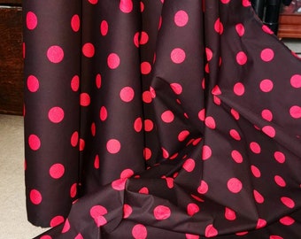Tela de poliéster y algodón con lunares rojos de color marrón oscuro de 44" de ancho, precio cortado a medida