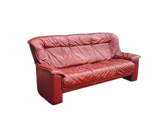 Vintage 1980-tals italiensk modern röd konjaksoffa i läder med hög rygg Retro postmodern maximalist
