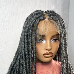 Rastas sintéticas grises Curly Ttps: rastas suaves de 45 cm sobre una base de encaje completa.