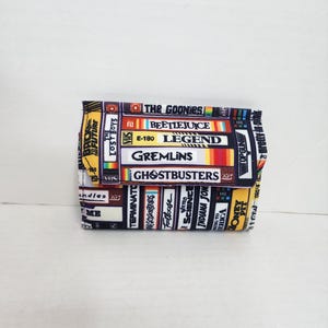 Cartera con tarjeta de acordeón con cintas de películas VHS de los años 80