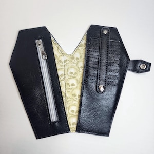 Cartera con forma de ataúd con calavera