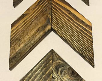 Flechas de madera rústica, conjunto rústico de Chevron de 3, flechas rústicas, conjunto de flechas, decoración de flechas, decoración de pared rústica, arte de flechas de madera, mancha de nogal