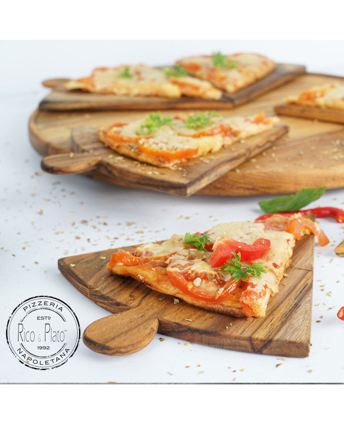 Teak wooden Pizza tray with serving slices. This pizza tray is Etsy