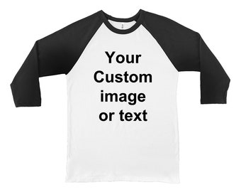 Può includere: Una maglietta da baseball bianca e nera a maniche lunghe. La maglietta ha un colletto nero e maniche nere. Il testo "Your Custom image or text" è stampato sulla parte anteriore della maglietta.