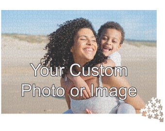 Può includere: Una madre e un bambino sorridono alla telecamera mentre sono in piedi su una spiaggia sabbiosa. Il bambino è tenuto sulla schiena della madre. Il testo "Your Custom Photo or Image" è sovrapposto all'immagine.
