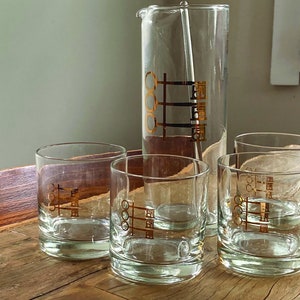 vintage midcentury glass barware complete martini cocktail set with pitcher, stirring rod and four glasses, 22K gold key print, perfect cond
