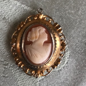 Vintage Reticulated Gold Tone Cameo Locket Pendant Circa 1950