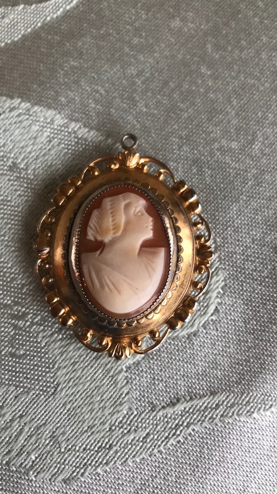 Vintage Reticulated Gold Tone Cameo Locket Pendant