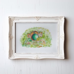 Può includere: Un dipinto ad acquerello di una porta verde con una finestra rotonda, circondata da un arco di mattoni e vegetazione lussureggiante. La porta è inserita in una collina con un sentiero di pietra che conduce ad essa. Il dipinto è incorniciato in una cornice bianca.