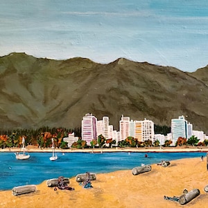 Puede incluir: Una pintura al óleo que representa una escena de ciudad costera con una playa de arena en primer plano, con troncos de madera flotante dispersos. El agua azul contiene tres veleros blancos, mientras una hilera de edificios altos precede a grandes montañas marrones.