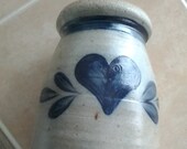 Rowe pottery crock with blue heart and trim 1987. Misc 226