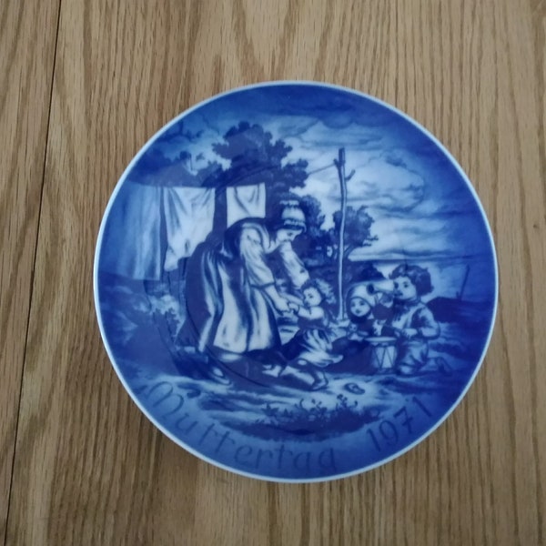 Bareuther 1971 Muttertag (Mother's Day) white porcelain plate a blue scene of a Mom and her children, from a Ludwig Richter print. BCP 113