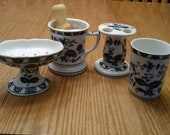 A Vienna Woods white porcelain blue onion design on this 4 piece porcelain bathroom set with shaving brush. Misc 841
