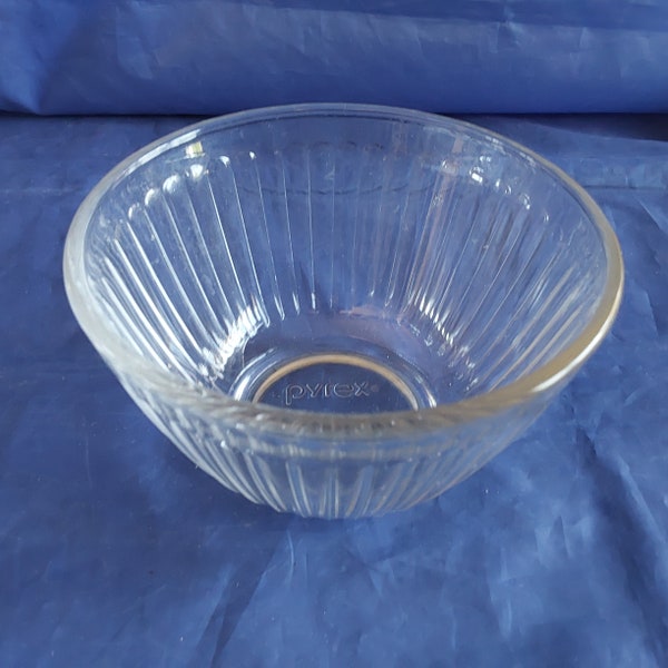 Preowned 3 cup ribbed clear glass Pyrex mixing bowl #7401, from a nested set for oven, microwave and dishwasher.  Bowl 1360