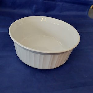 A French White Round Dish by Corning Ware F-5-B, That is Liter
