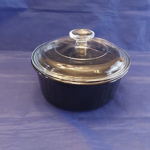Unusual black round dish by Corning Ware F-5-B, that is 1.6 liter and the clear glass lid G-5-C.  Neither with chips or cracks.   CD 173