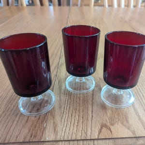 A set of 3 Arcoroc France Luminarc Cavalier clear base and stemmed ruby red 4-inch-tall 5 oz wine glass. Bar 1217