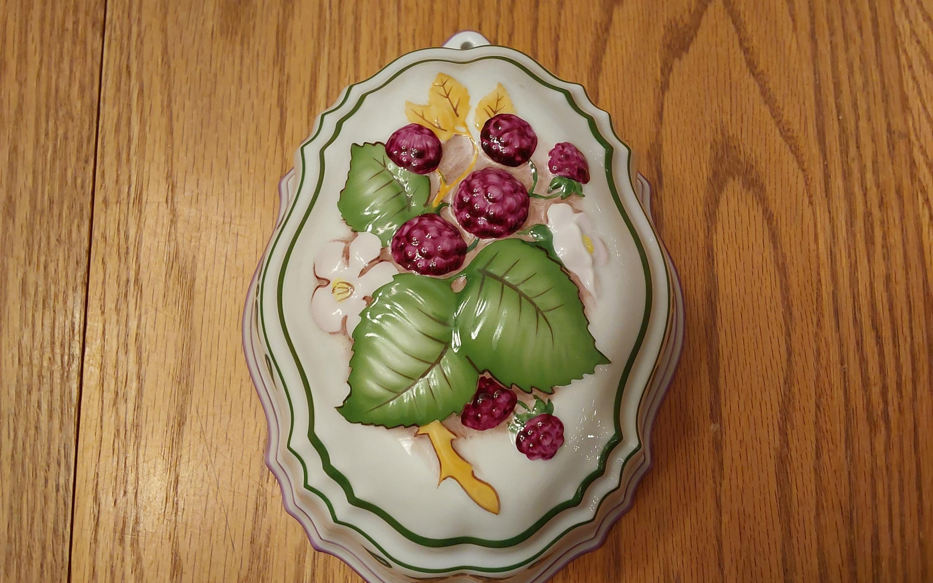 White Le Cordon Bleu 1986 Franklin Mint Oval Shaped Hand Painted