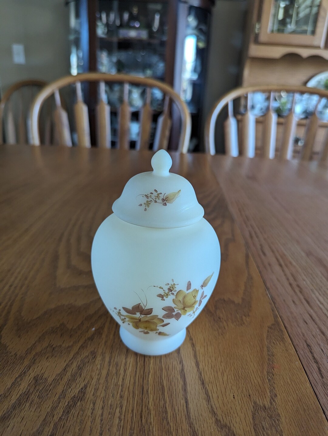 FENTON 花柄 カスタードサテンガラス 2つセット 1匹耳負傷 A Custard Colored Fenton Satin Ginger Jar That is Hand Painted