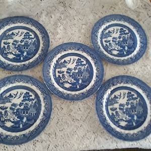 A set of 5 matching Royal Wessex 10&quot; round swirl dinner plates Blue Willow Asian design, made in England.  DWS 531